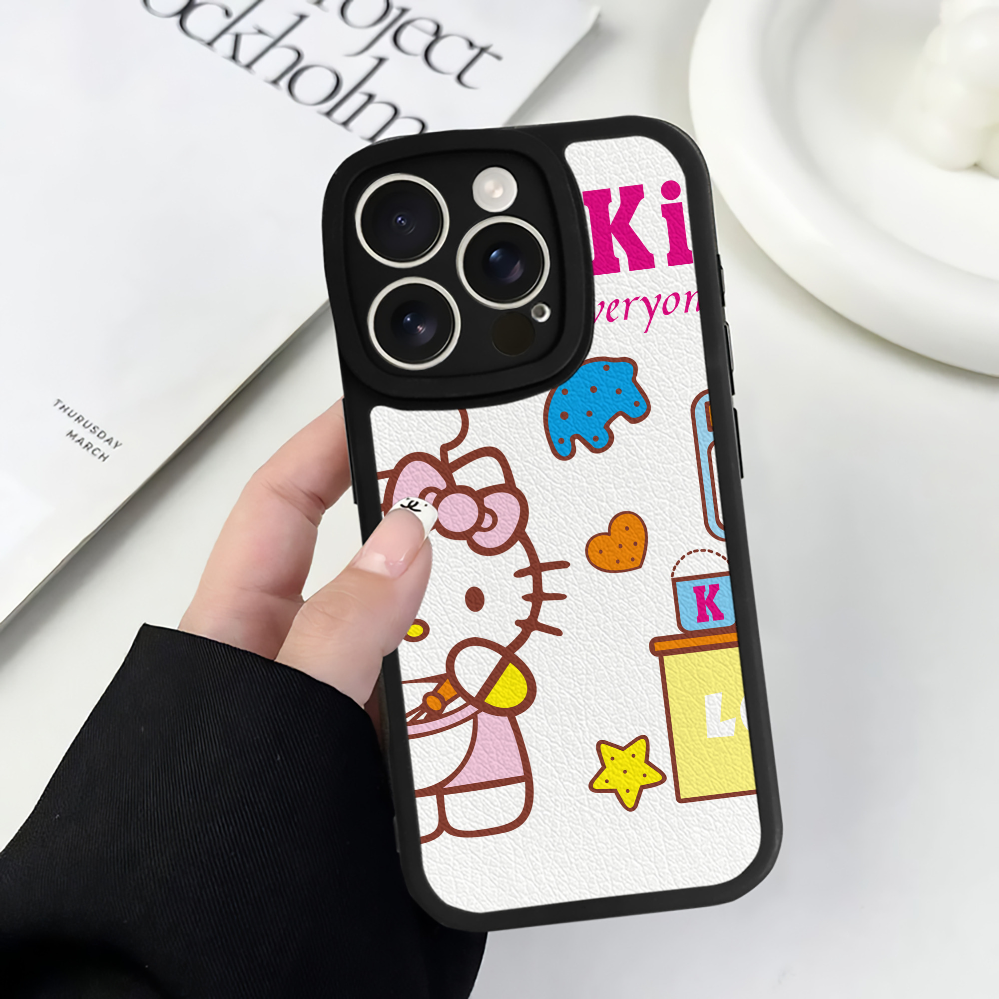（画像用） Hello Kitty ハローキティ 【iPhone 16シリーズ対応】シリコンスマホケース（レザー調） 材質：シリコン